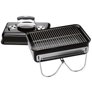 Weber Go-Anywhere Holzkohlegrill, schwarz, mit Brikett-Portionierer. Deckel und Grillrost sichtbar.