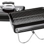 Weber Go-Anywhere Holzkohlegrill, schwarz, mit Brikett-Portionierer. Deckel und Grillrost sichtbar.