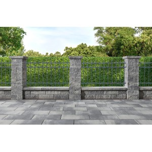 Bruchsteinmauer Pfeilerelemente in Grau-Anthrazit mit Zaun im Garten.