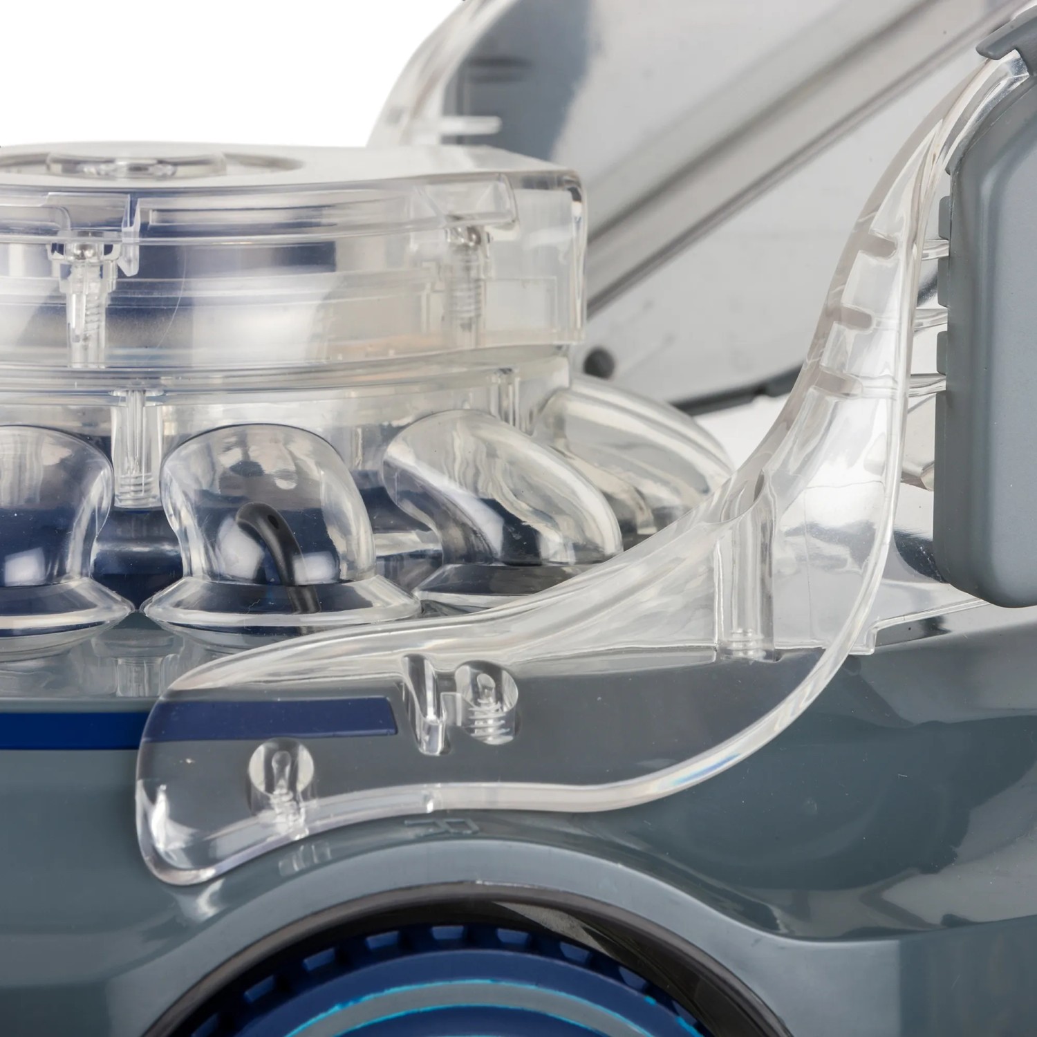 Detailaufnahme: Grauer Gre Akku-Poolroboter mit transparenten Elementen.