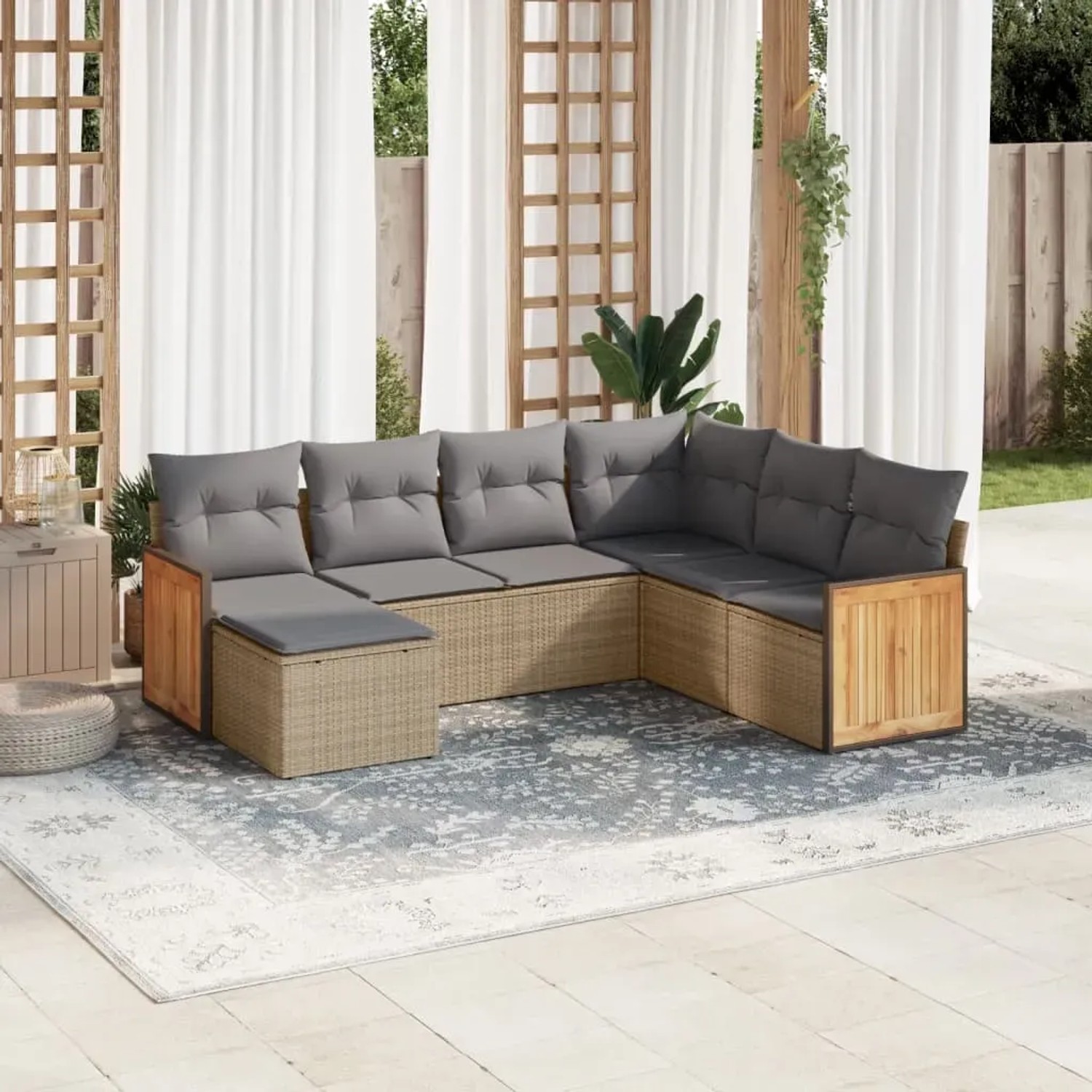 7-teilige, beige Garten-Sofagarnitur aus Rattan mit grauen Kissen. Gartenmöbel-Set mit Stauraum.