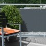 Anthrazitfarbene Polyester Balkonumrandung 65x300 cm als Sichtschutz am Balkongeländer.