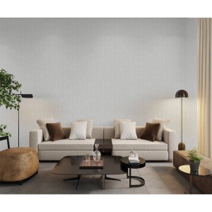 Moderne cremefarbene Vliestapete mit feinen Streifen an der Wand eines stilvollen Wohnzimmers. Ideal für dekorative Wandgestaltung.