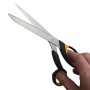 FINNY Tec X Aramid Schere (20cm) mit schwarzen/gelben Griffen in Hand gehalten.