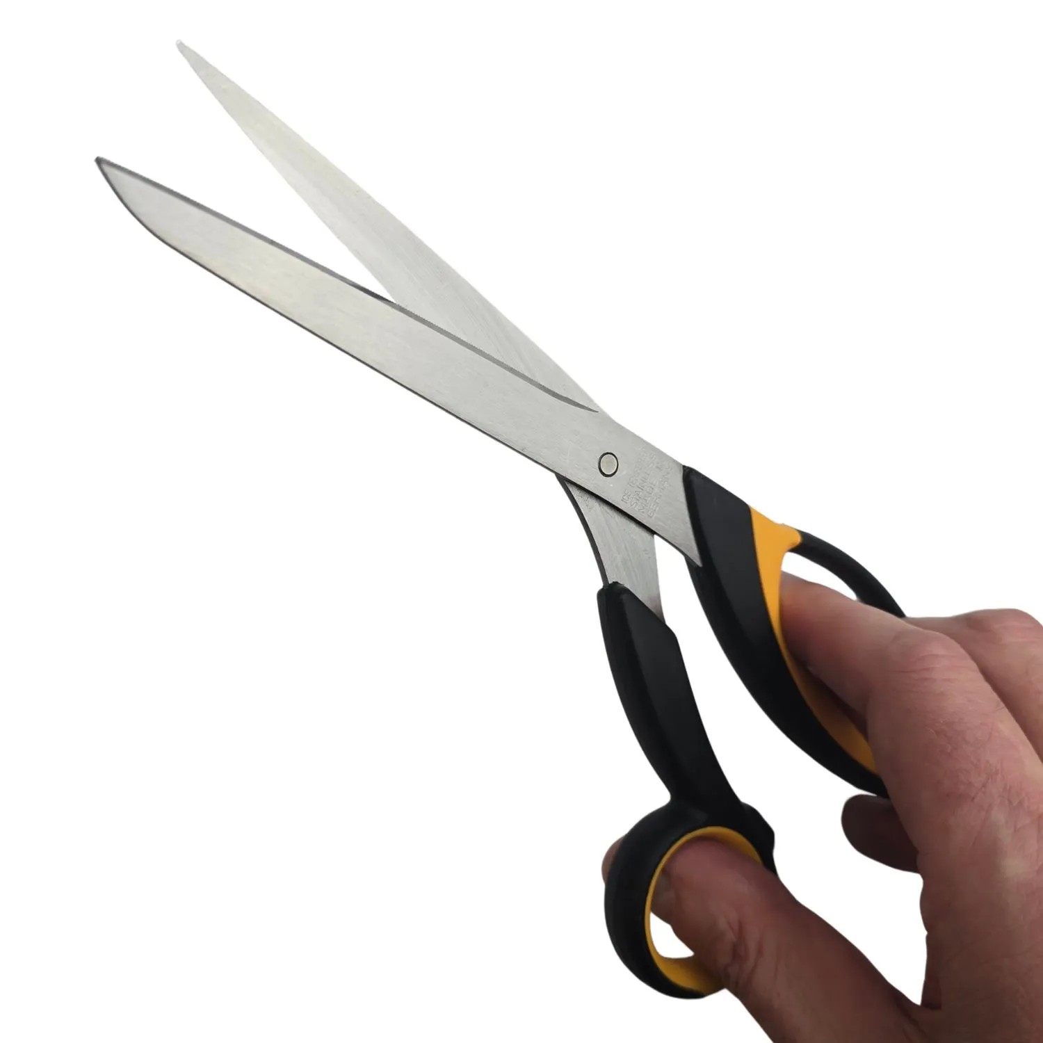 FINNY Tec X Aramid Schere (20cm) mit schwarzen/gelben Griffen in Hand gehalten.