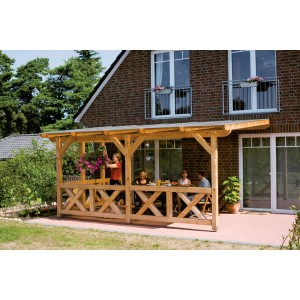 Skan Holz Seitenwand Andreaskreuz, 255x210 cm, Douglasie Nussbaum, montiert an Terrassenüberdachung.