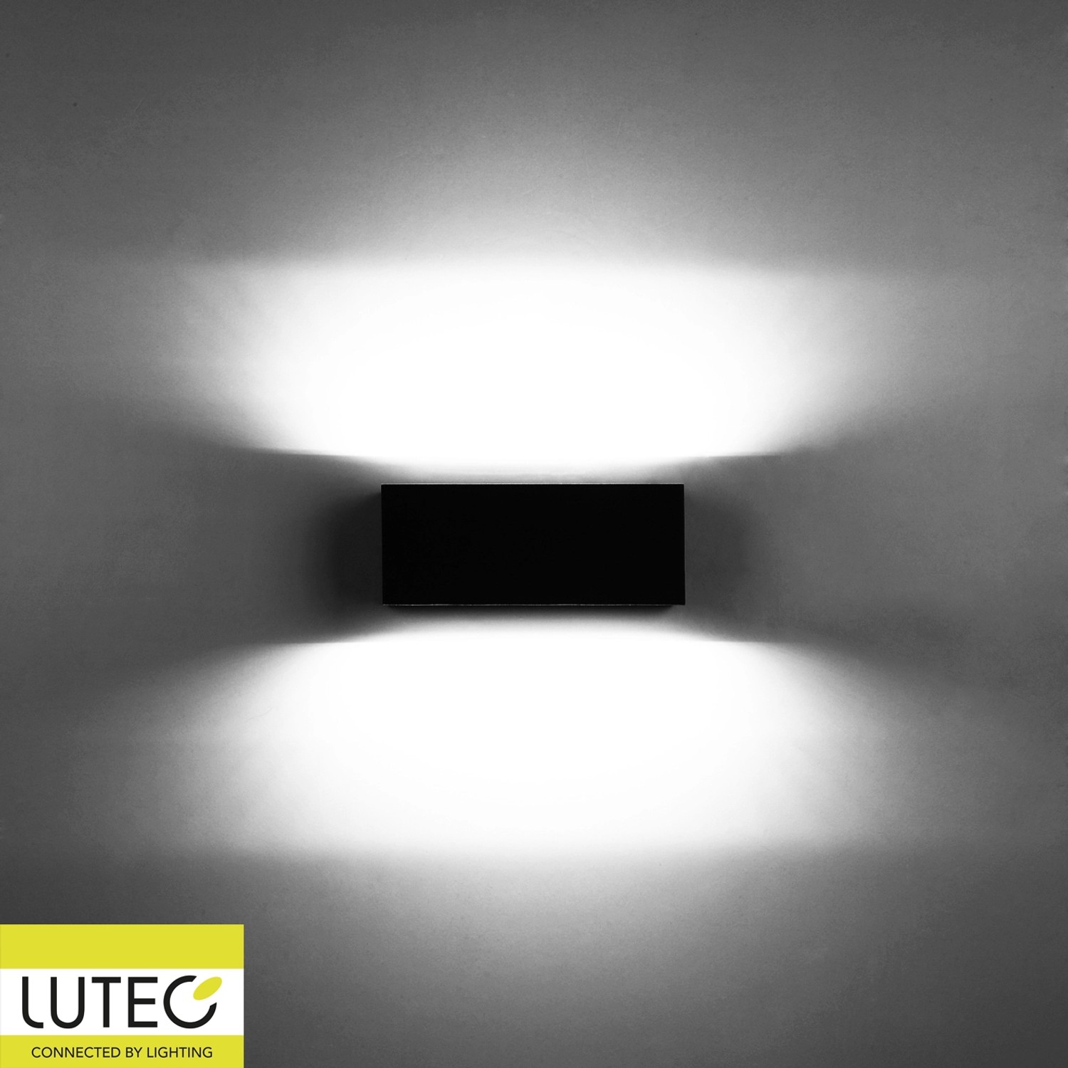 Moderne Lutec LED-Außenwandleuchte Gemini in Anthrazit mit Lichteffekt.