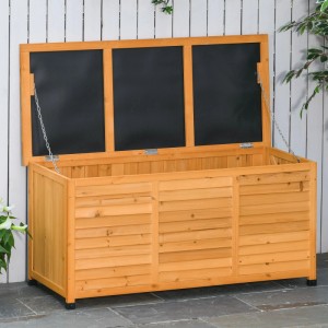 Offene Gartenbox aus hellem Holz mit Lamellen, Deckel mit Ketten. Geräumige Aufbewahrungsbox für den Garten.