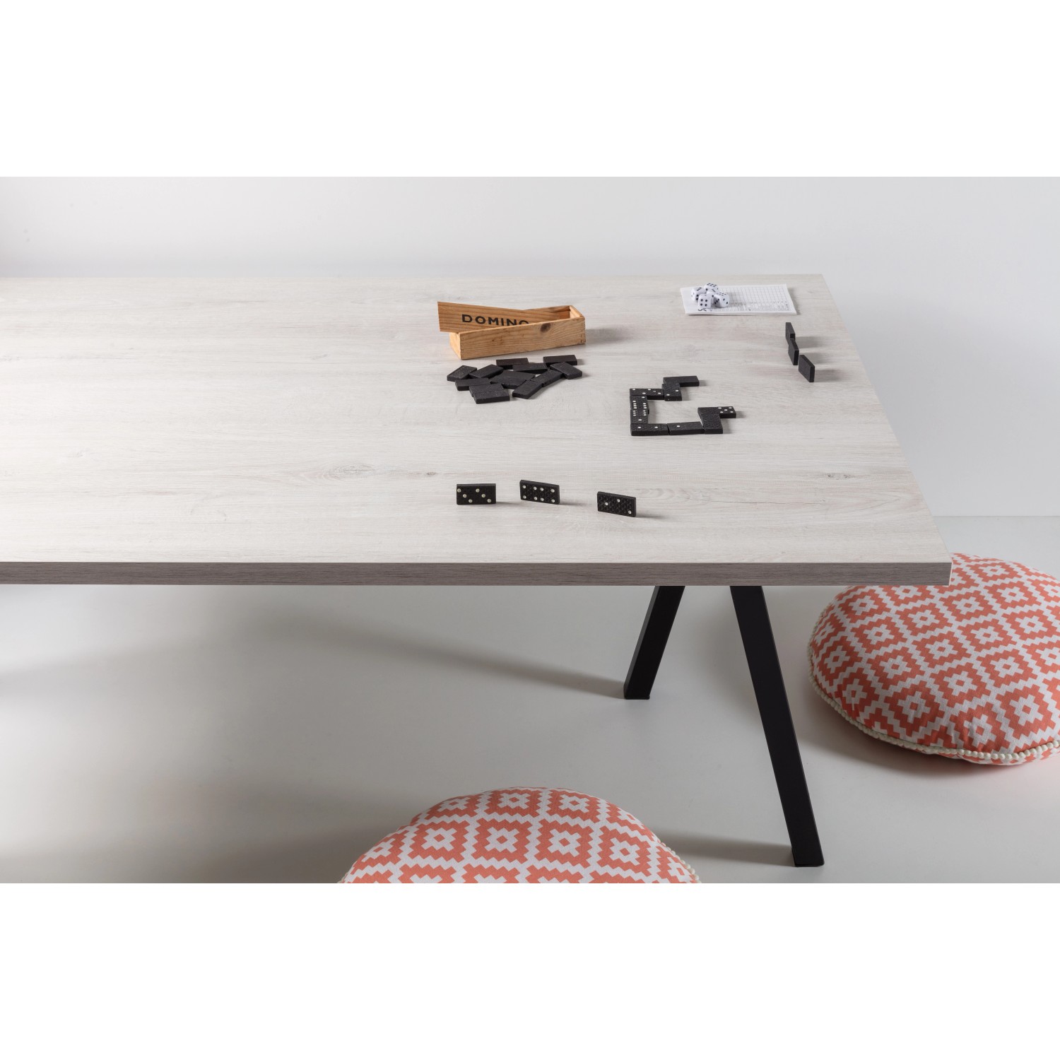 Tischplatte Romantik Eichenoptik, 80x80 cm, mit Dominosteinen auf Tischbeinen und Kissen.