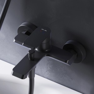 Schwarze AM.PM Einhebel Wannenarmatur Flash Aufputz mit Brauseanschluss.