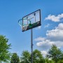 Salta Basketballständer Dribble mit Polycarbonat Rückwand und grünem Korb vor blauem Himmel.