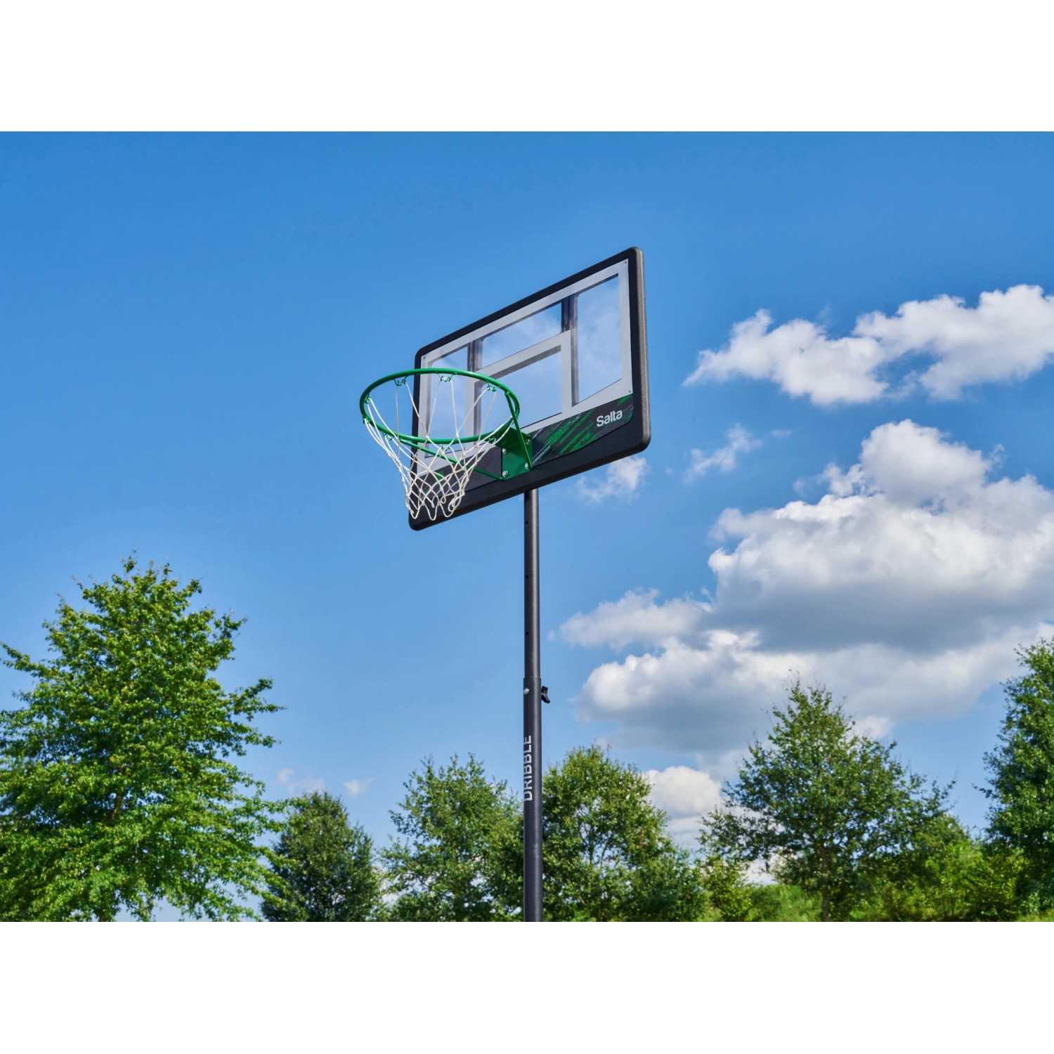 Salta Basketballständer Dribble mit Polycarbonat Rückwand und grünem Korb vor blauem Himmel.