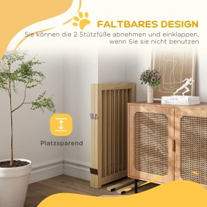Zusammengeklapptes, helles PawHut Hundegitter mit Stützfüßen neben einem Schrank und einer Pflanze.