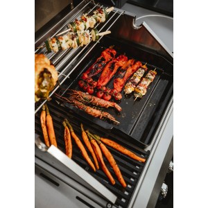 Enders Grillplatte Plancha M: Grill mit Gemüse, Garnelen und Spießen auf schwarzer Gussplatte.