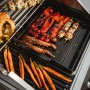 Enders Grillplatte Plancha M: Grill mit Gemüse, Garnelen und Spießen auf schwarzer Gussplatte.