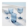 Vier blaue Villeroy & Boch Like Glass Trinkgläser aus Kristallglas, verschiedene Formen, auf hellem Grund.