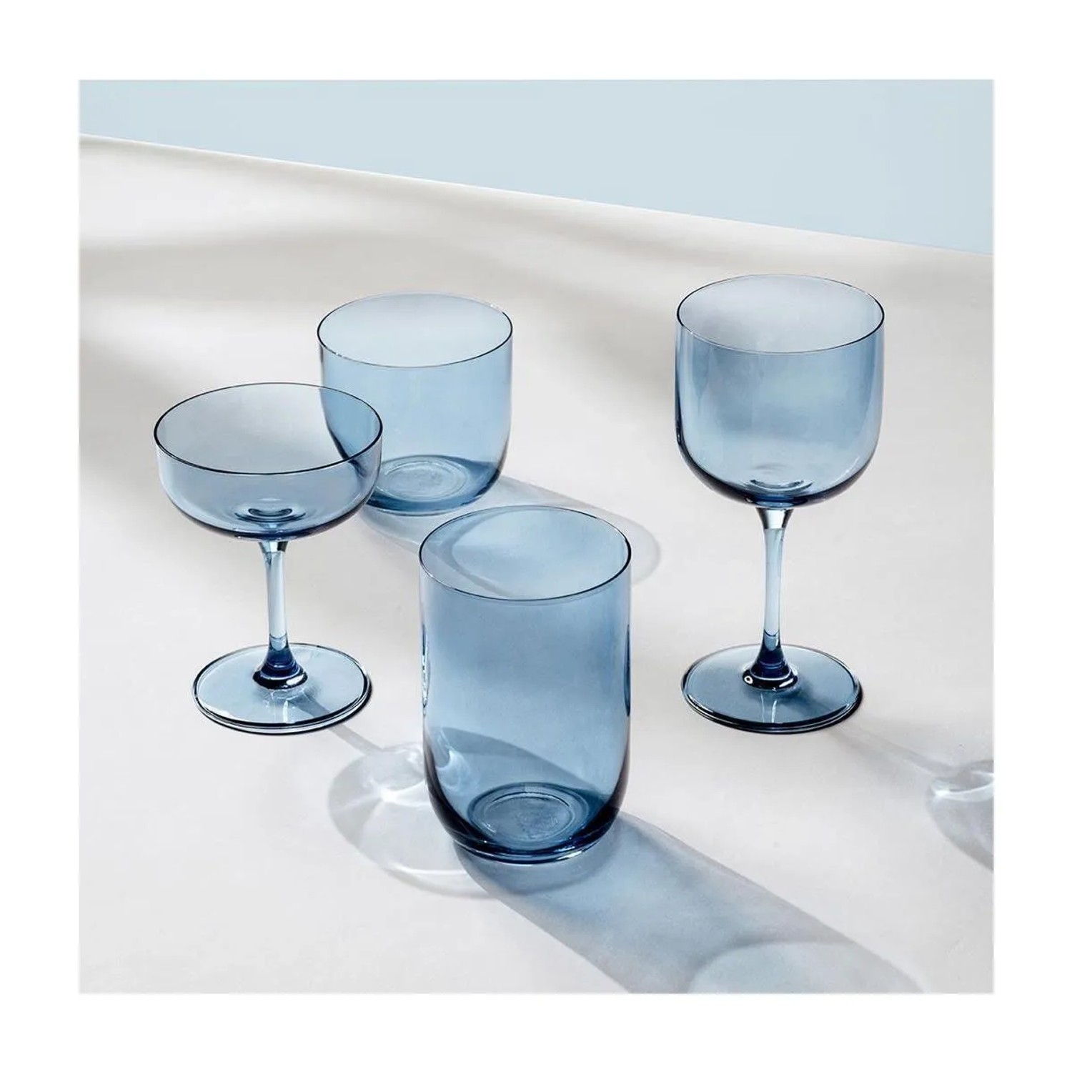 Vier blaue Villeroy & Boch Like Glass Trinkgläser aus Kristallglas, verschiedene Formen, auf hellem Grund.