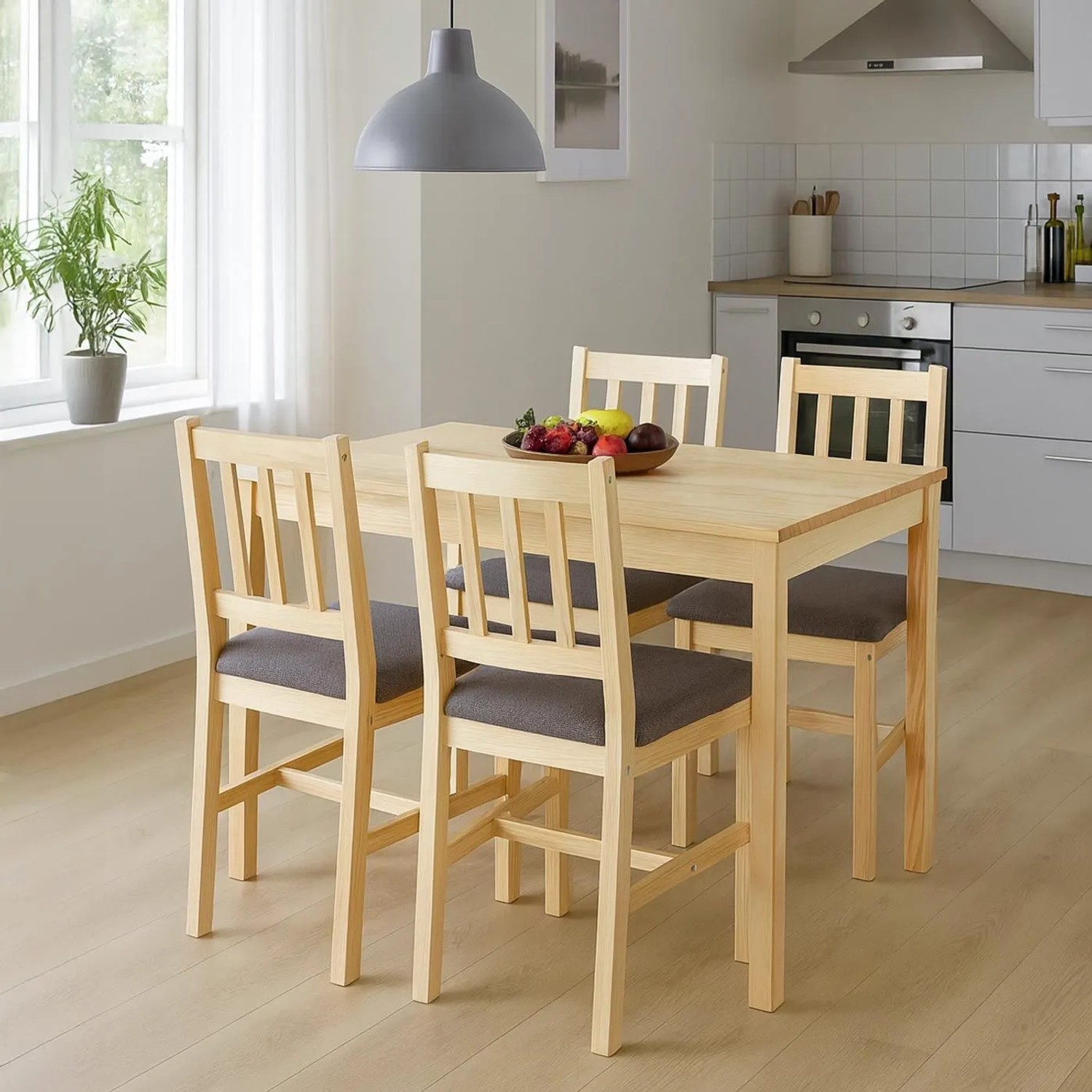 Essgruppe Landhausstil: Kiefer Massivholz Tisch und 4 Stühle mit grauen Polstern in heller Küche.