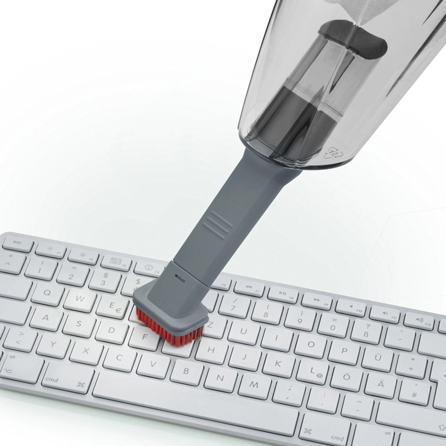 Severin Akku-Handstaubsauger HV 7144 beim Reinigen einer Computertastatur.