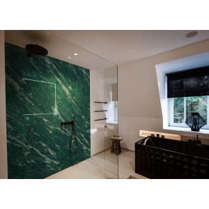 Badezimmer mit Grosfillex Wandpaneel in 3D Marmor Optik, Farbe Grün. Dekor-Paneele für Wandgestaltung.