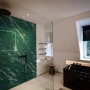 Badezimmer mit Grosfillex Wandpaneel in 3D Marmor Optik, Farbe Grün. Dekor-Paneele für Wandgestaltung.