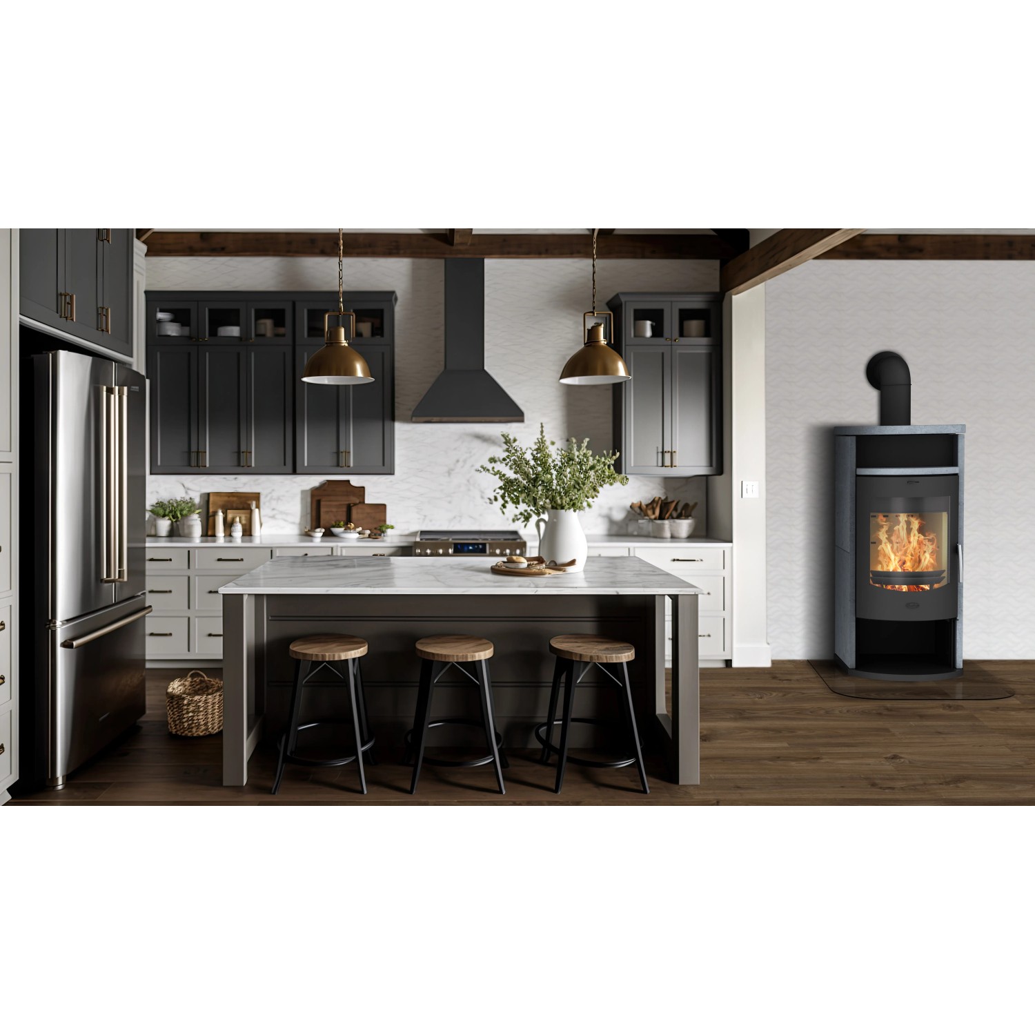 Fireplace Barcelona Kaminofen mit Speckstein Verkleidung in Schwarz, 8 kW Leistung im modernen Küchenambiente.