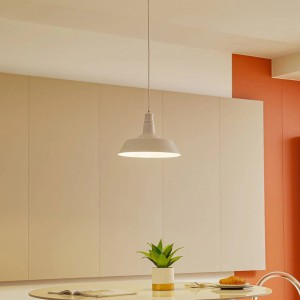 Weiße Lindby Laylan Pendelleuchte aus Metall, modern, beleuchtet einen Esstisch im Wohnzimmer.