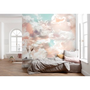 Komar Vliesfototapete Mellow Clouds im Schlafzimmer mit Wolkenmuster in Pastellfarben.