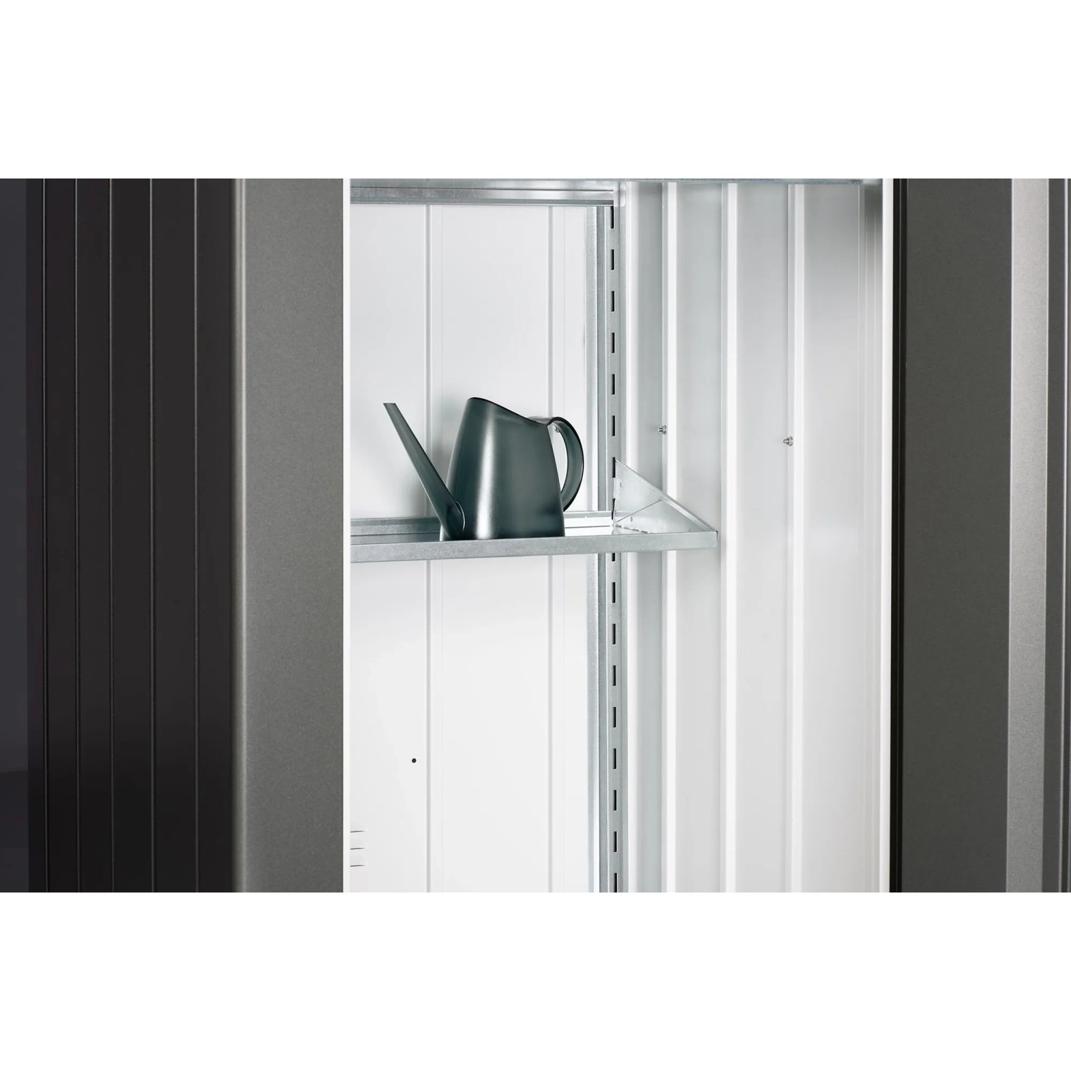 Biohort Regale-Set für Terrassenschrank Julia mit zwei Böden und Gießkanne.