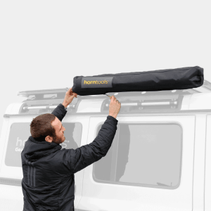 Horntools Duschzelt Horizon am Dachträger eines Autos befestigt.