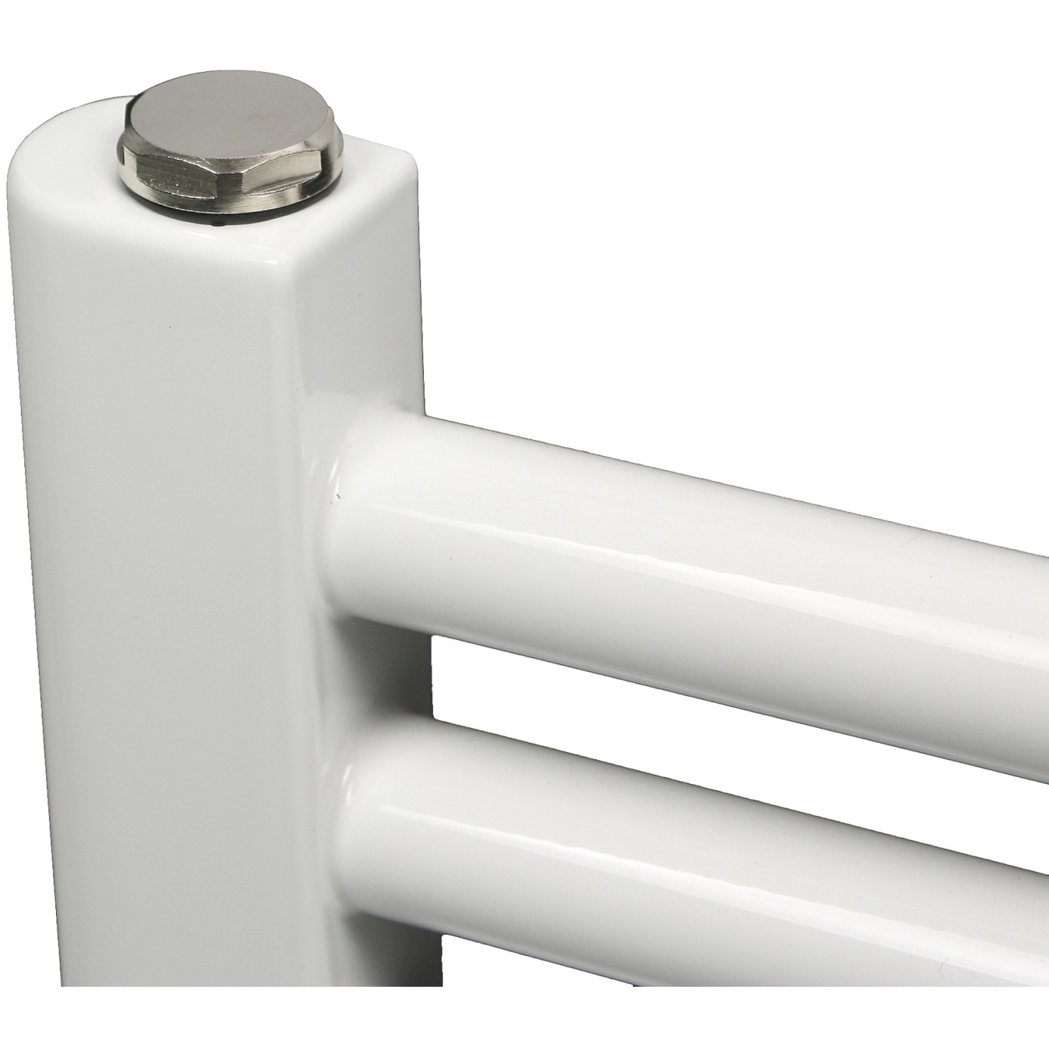 Detailaufnahme: Weißer El Fuego Badheizkörper mit 17 Streben und silbernem Verschluss.