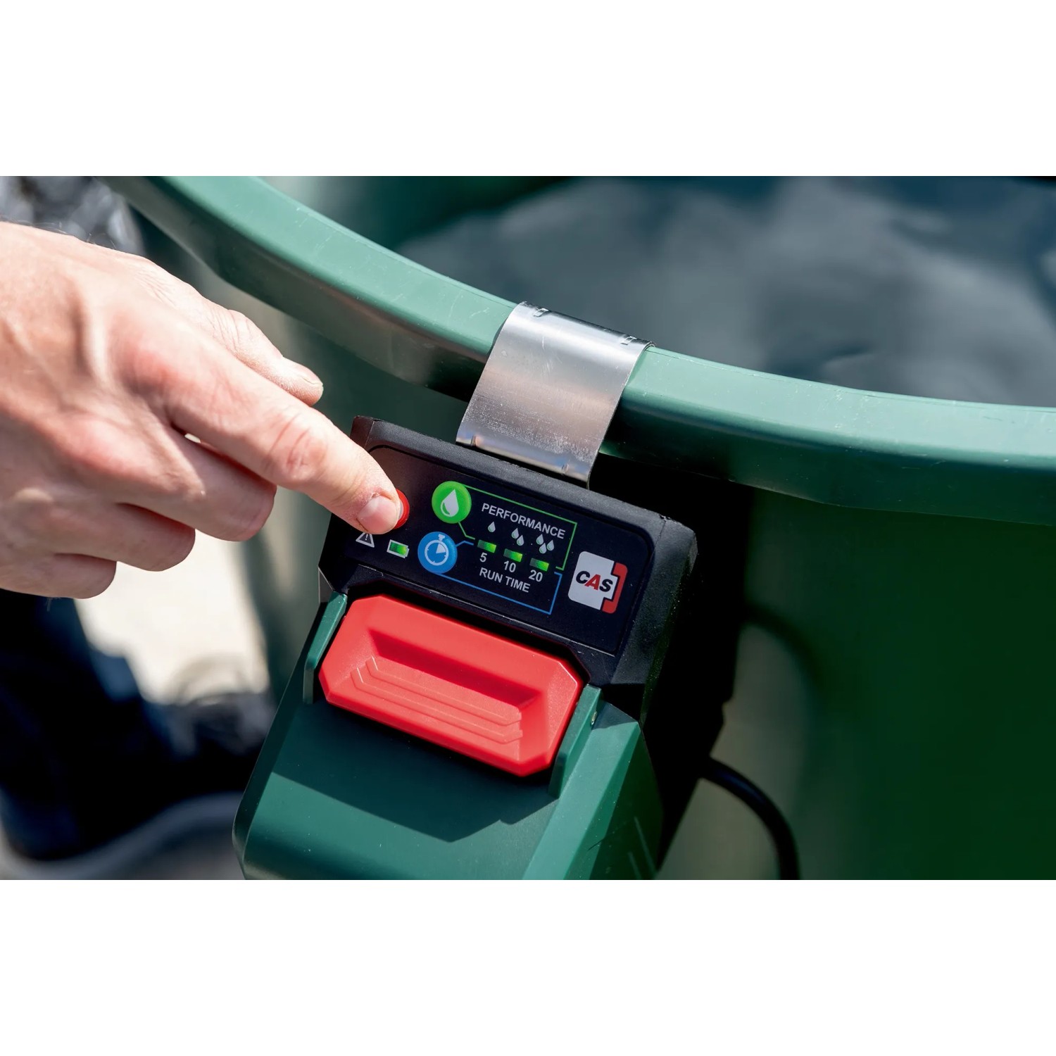 metabo Akku-Tauchpumpe TPF 18 LTX 2200 in Nutzung, Detailaufnahme Bedienfeld.