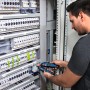 Elektriker prüft Spannung mit Bosch Professional GVT 1000-15 Spannungsprüfer an Schaltschrank.