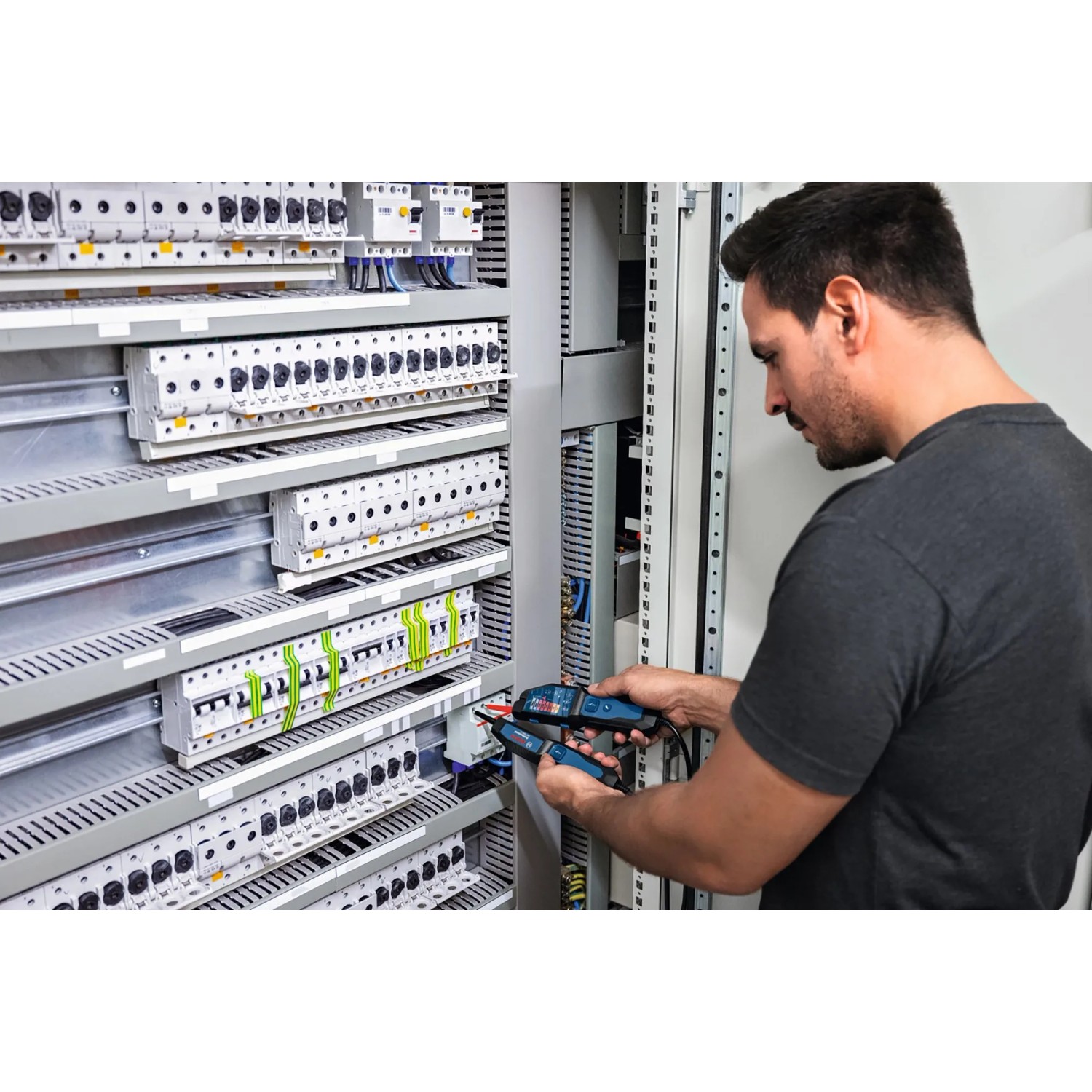 Elektriker prüft Spannung mit Bosch Professional GVT 1000-15 Spannungsprüfer an Schaltschrank.