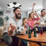 Brilo Fußballleuchte über feiernden Fans beim Fußball schauen.
