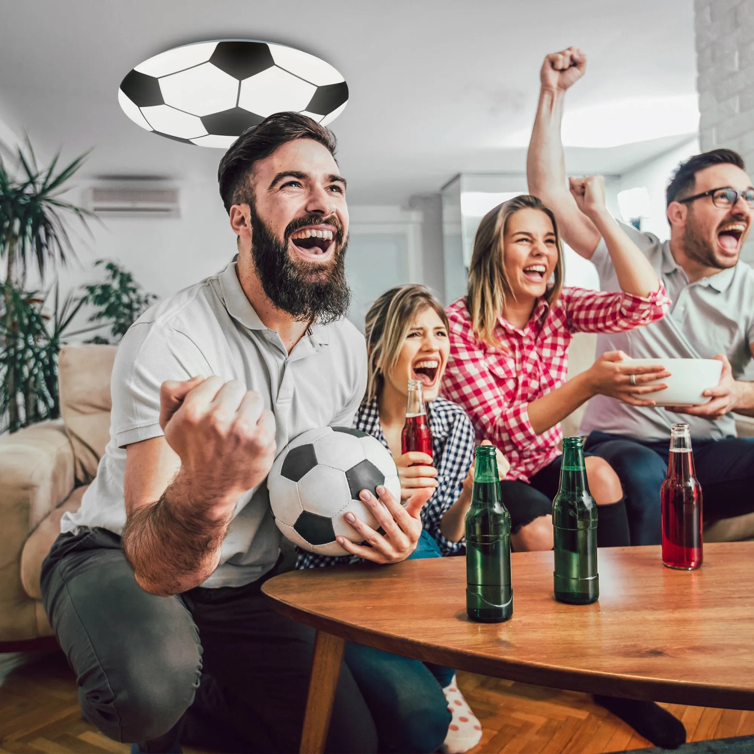 Brilo Fußballleuchte über feiernden Fans beim Fußball schauen.