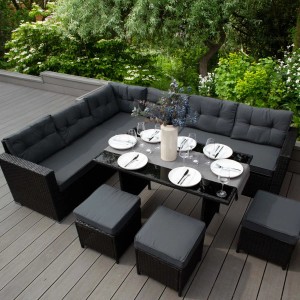 Schwarze Rattan Eckgarnitur mit Tisch, Hockern und Kissenbox für 9 Personen. Gartenmöbel-Set.