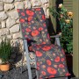 Beo Relaxauflage Trondheim mit Mohnblüten auf Gartenliege. Sitzkissen mit rotem Blumenmuster.