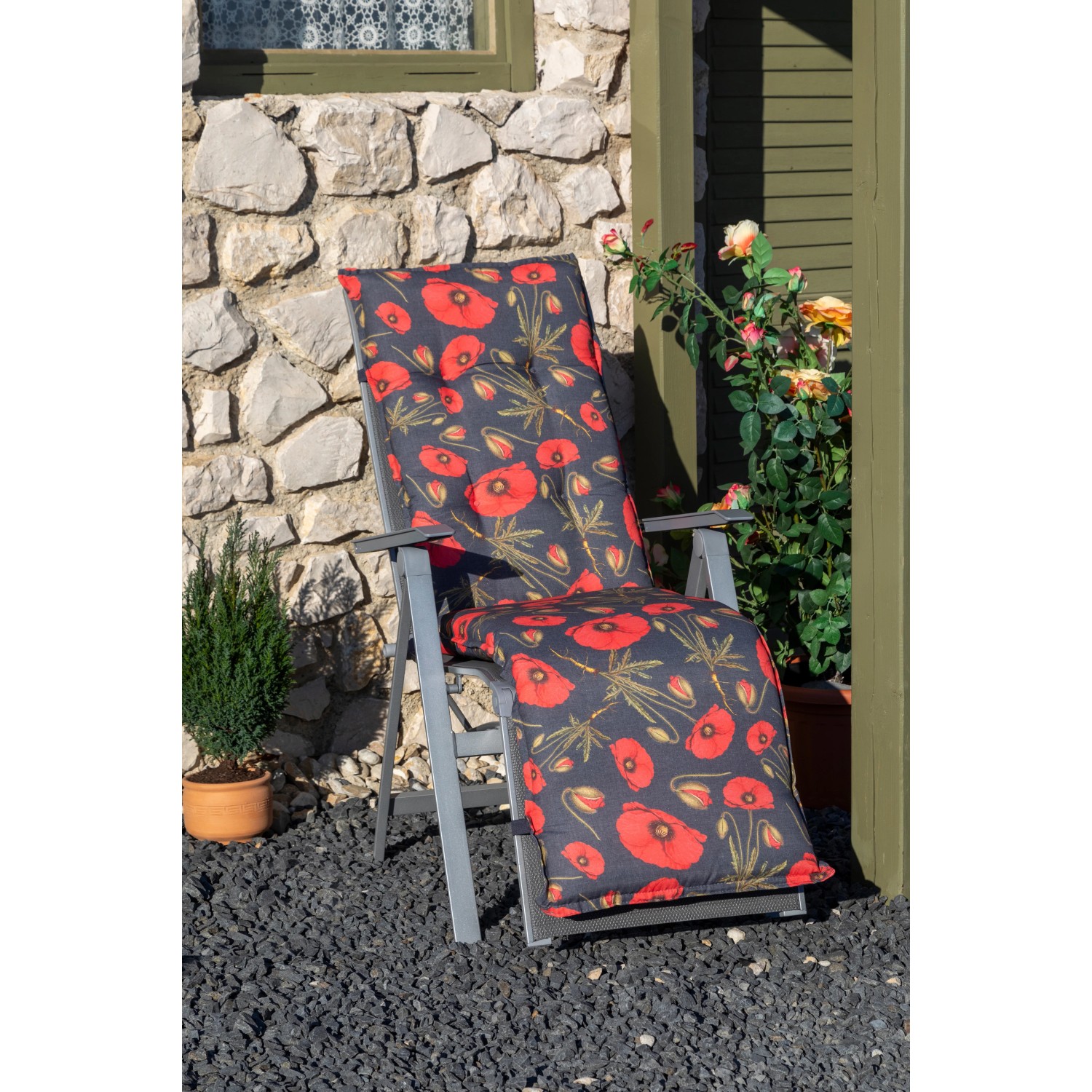 Beo Relaxauflage Trondheim mit Mohnblüten auf Gartenliege. Sitzkissen mit rotem Blumenmuster.