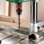 Bosch PBD 40 Tischbohrmaschine beim Bohren von Metall.