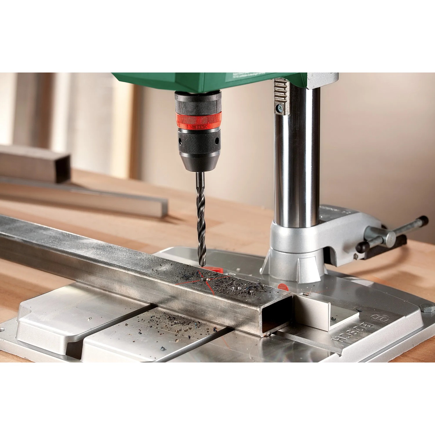 Bosch PBD 40 Tischbohrmaschine beim Bohren von Metall.