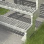 Detailaufnahme: Dolle Außentreppe Gardentop mit Gitterroststufen und Alu-Geländer.