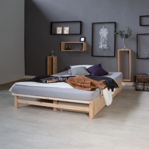 Modernes Palettenbett 140x200 cm aus hellem Kiefernholz mit Lattenrost und zwei Bettkästen im Schlafzimmer.