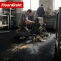Schwarzer Floordirekt PVC-Bodenbelag Bullet in Riffelblech-Optik in einer Werkstatt. Rutschfester Boden für hohe Beanspruchung.