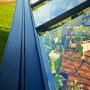 Detailaufnahme: Juliana Gewächshaus Premium 8, anthrazitfarbener Rahmen, Glas, Pflanzen im Inneren.