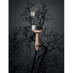 Schöner Wohnen Trendfarbe Luna, matte Wandfarbe mit Pinsel vor Baum und Mond.