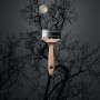 Schöner Wohnen Trendfarbe Luna, matte Wandfarbe mit Pinsel vor Baum und Mond.