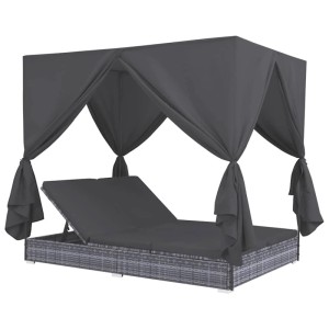 Graues vidaXL Outdoor Lounge Bett mit Vorhängen aus Poly Rattan für Garten oder Terrasse.