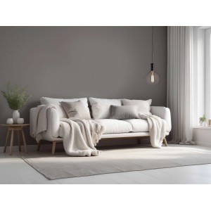 Wohnraum mit grauer Erfurt Vliesfaser Colour 302-2 Tapete und weißem Sofa.