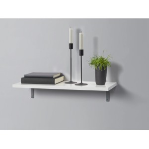 Weißes Holz-Wandregal Oldham 60 cm mit Deko-Elementen an grauer Wand.